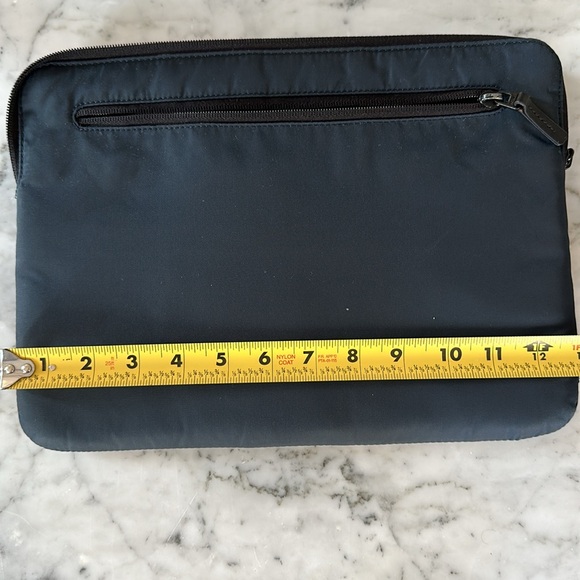 incase laptop case - Picture 2 of 3